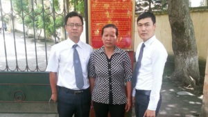 LS. Ngô Ngọc Trai và LS. Quách Thành Lực, cùng bà Nguyễn Thị Mai, vợ ông Hàn Đức Long, đến trại tạm giam Kế ở tỉnh Bắc Giang, để thăm nuôi ông Long hôm 19-06-2016
