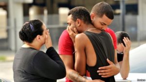 Bạn bè và người thân ôm nhau bên ngoài Sở Cảnh sát Orlando trong khi một cuộc điều tra đang được tiến hành, ở thành phố Orlando, bang Florida, ngày 12 tháng 6, 2016.