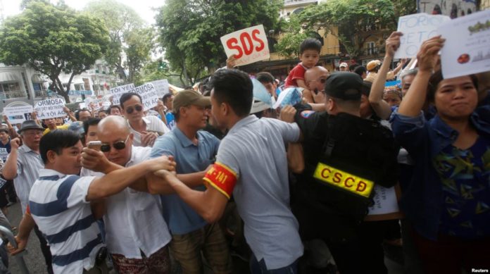 Cuộc biểu tình phản đối thảm họa cá chết Miền Trung tại Hà Nội ngày 1/5/2016.