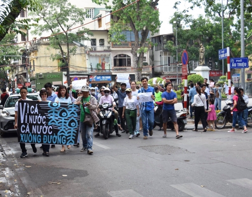 Cuộc tuần hành tại Hà Nội hôm 5-6-2016 diễn ra được 20 phút trước khi đoàn người bị bắt. Ảnh: Fb RFA