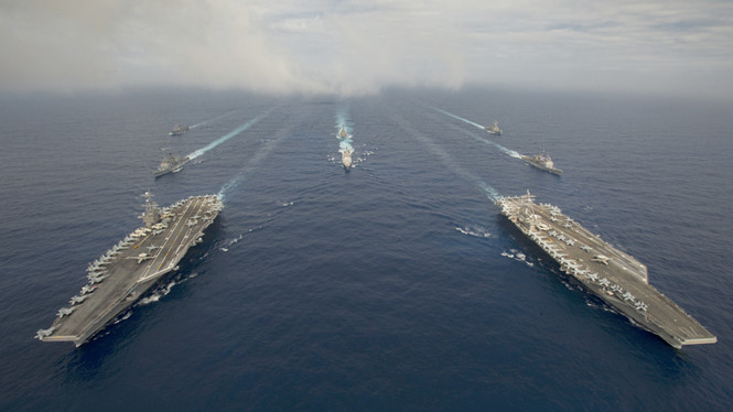 Hai tàu sân bay USS John C. Stennis và USS Ronald Reagan tham gia cuộc tập trận trên Biển Philippines ngày 18-6 vừa qua. Ảnh: US Navy.