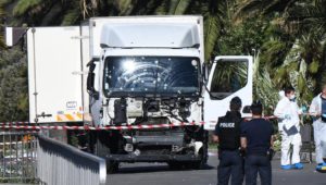 Lực lượng cảnh sát Pháp thu thập chứng cứ gần chiếc xe tải sau vụ khủng bố trên Promenade des Anglais, tại Nice. (ANNE-CHRISTINE POUJOULAT / AFP)