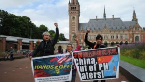 Ngay trước giờ toà PCA ra phán quyết, một số người ủng hộ đơn kiện của Philippines tụ tập trước cổng toà tại Điện Hoà Bình, The Hague, hô vang các khẩu hiệu phản đối Trung Quốc (Ảnh BBC)