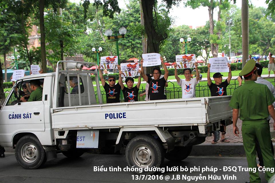 Biểu tình trước Đại sứ quán Trung Quốc tại Hà Nội ngày 13-7-2016. Ảnh: J.B Nguyễn Hữu Vinh