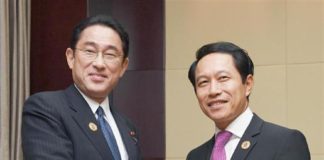 Ngoại Trưởng Nhật (trái) và Ngoại trưởng Lào