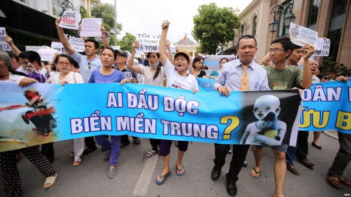 Dân biểu tình vì môi trường ngày 1/5/2016 tại Hà Nội.