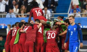 Các cầu thủ đội tuyển Portugal vui mừng với bàn thắng