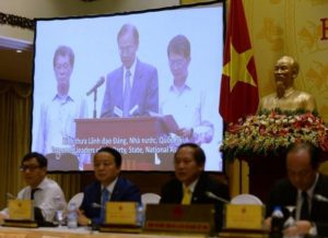 Chủ tịch nhà máy Formosa Hà Tĩnh Chen Yuan Cheng gửi lời xin lỗi trong video clip được phát trong cuộc họp báo công bố lý do của các cá chết hàng loạt ở miền trung Việt Nam, tại Hà Nội vào ngày 30 Tháng Sáu năm 2016. AFP PHOTO 