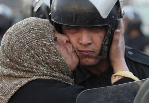 Một người phụ nữ Ai Cập ôm hôn một anh cảnh sát trong cuộc cách mạng chống chính quyền Mubarak năm 2011. Ảnh: Internet