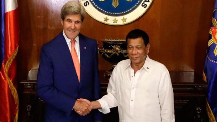 Tổng Thống Philippines Rodrigo Duterte (phải) và Ngoại Trưởng Hoa Kỳ John Kerry
