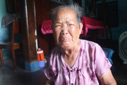 Bà Mông Thị Nhiễu, mẹ của thợ lặn Lê Văn Ngày. Nỗi đau hiện rõ trên khuông mặt người mẹ mất đi người con. Ảnh: Kiến Thức