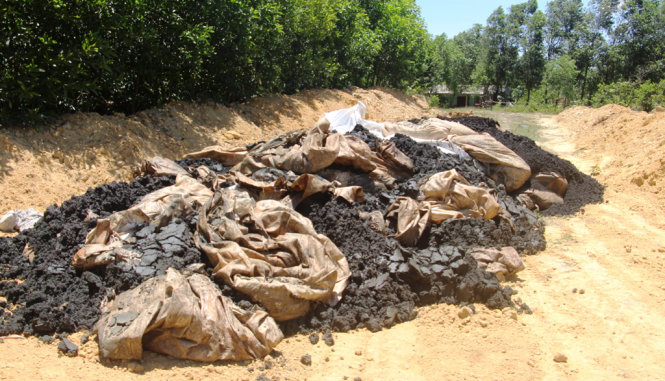 Hơn 100 tấn chất thải của Formosa bị phát hiện chôn lấp trái phép trong trang trại nhà ông Giám đốc Công ty môi trường huyện Kỳ Anh, Hà Tĩnh. Ảnh: CTV