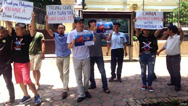 Người dân tại Hà Nội xuống đường bày tỏ sự ủng hộ phán quyết của Tòa Trọng Tài PCA.