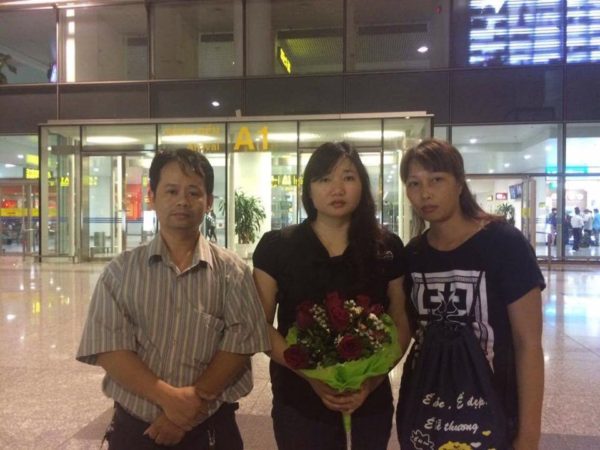 Chị Vũ Minh Khánh ra khỏi phòng thẩm vấn và được bạn bè tiếp đón.
