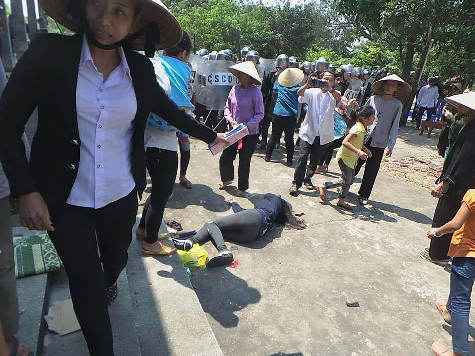 Chính quyền cưỡng chế, đập nát nhà thờ giáo xứ Đông Yên, Kỳ Anh, Hà Tĩnh ngày 17-3-2015. Ảnh: Youtube 
