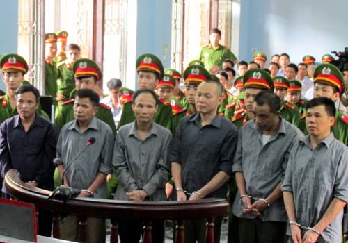 Nông dân Hưng Yên bị tuyến án tù tại phiên tòa ngày 12.07.2016.