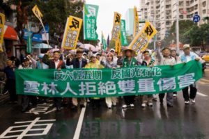 Hình 5: Nhóm bảo vệ môi trường của huyện Vân Lâm tham gia cuộc biểu tình tuần hành ngày 13/11/2010