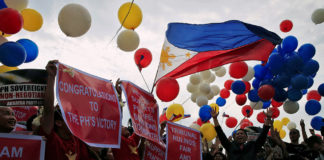 Người dân Manila vui mừng trước phán quyết của Tòa án Trọng tài Thường trực La Haye về Biển Đông