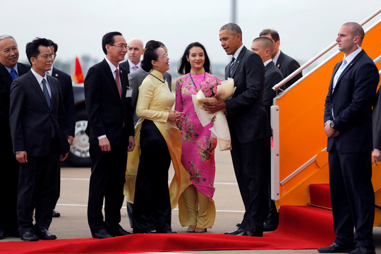 Đón Tổng thống Obama tại sân bay Tân Sơn Nhất. Ảnh: Reuters