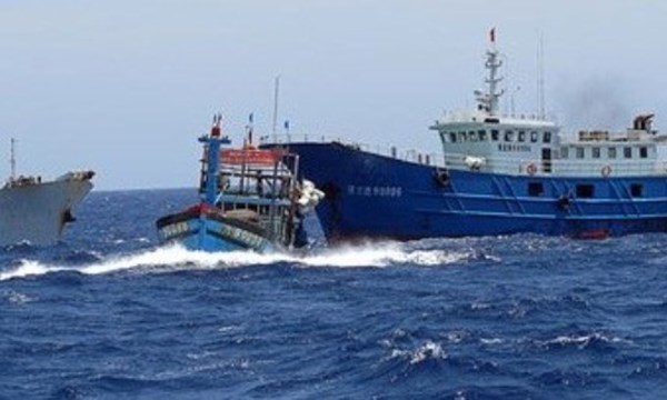 Một trong nhiều lần tàu Trung Quốc đâm vào tàu đánh cá Việt Nam. Ảnh: Internet
