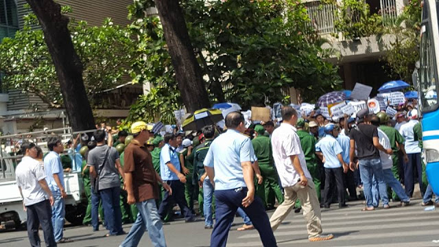 Lực lượng Thanh Niên Xung Phong được điều động ngăn chận và đàn áp đoàn biểu tình ngày 8-5-2016. Ảnh: Non Sông Gấm Vóc