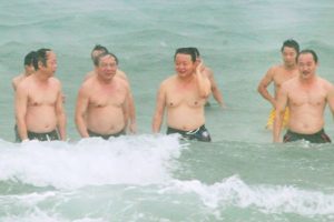 Bộ trưởng Tài nguyên và Môi trường Trần Hồng Hà (thứ 3 từ trái sang) tắm biển tại Cửa Việt (Quảng Trị) hôm 28-8 để chứng minh biển miền Trung "đặt chuẩn." Ảnh: vietnamvn.net