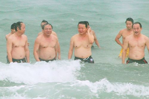 Bộ trưởng Tài nguyên và Môi trường Trần Hồng Hà (thứ 3 từ trái sang) tắm biển tại Cửa Việt (Quảng Trị) hôm 28-8 để chứng minh biển miền Trung 