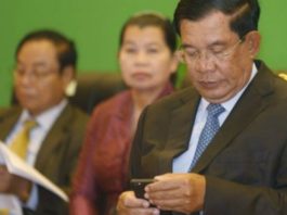 Thủ tướng Campuchia Hun Sen xem facebook trong khi làm việc