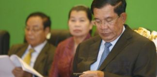 Thủ tướng Campuchia Hun Sen xem facebook trong khi làm việc