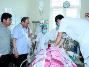 Ông Nguyễn xuân Phúc đến bệnh viện chỉ đạo... cứu chữa cho các lãnh đạo Yên Bái, trong khi các nạn  nhân đã chết trước khi nhập viện!