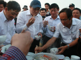 Hình minh họa: Lãnh đạo Đà Nẵng ăn cá biển để tuyên truyền