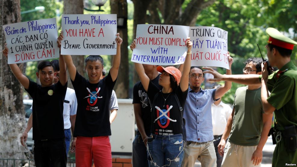 Biểu tình chống Trung Quốc trước đại sứ quán Philippines ở Hà Nội ngày 17-7-2016. Ảnh: Reuters