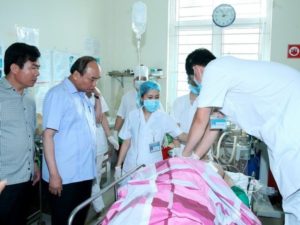 Thủ tướng chính phủ tại bệnh viện thăm Bí thư và Chủ tịch HĐND tỉnh Yên Bái. (Ảnh: VietnamPlus/TTXVN)