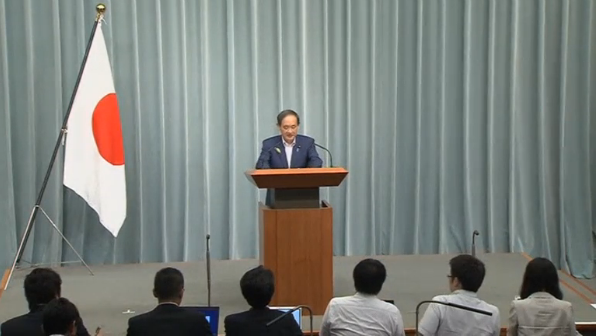 Ông Suga Yoshihide họp báo kêu gọi Trung Quốc tôn trọng phán quyết của Tòa PCA hôm 13-7-2016.