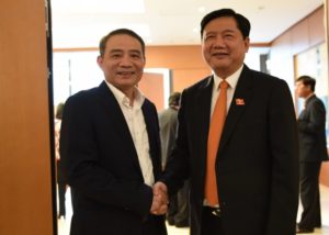 TRương Quang Nghiã và Đinh La Thăng, tân và cựu Bộ Trưởng Bộ Giao Thông Vận Tải.
