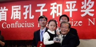 Một bé gái nhận giải Hòa Bình Khổng Tử thay cho ông Liên Chiến năm 2010