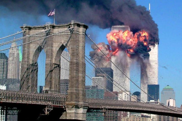 Hình tòa Tháp Đôi ở New York bị máy bay khủng bố đâm vào (11/09/2001)