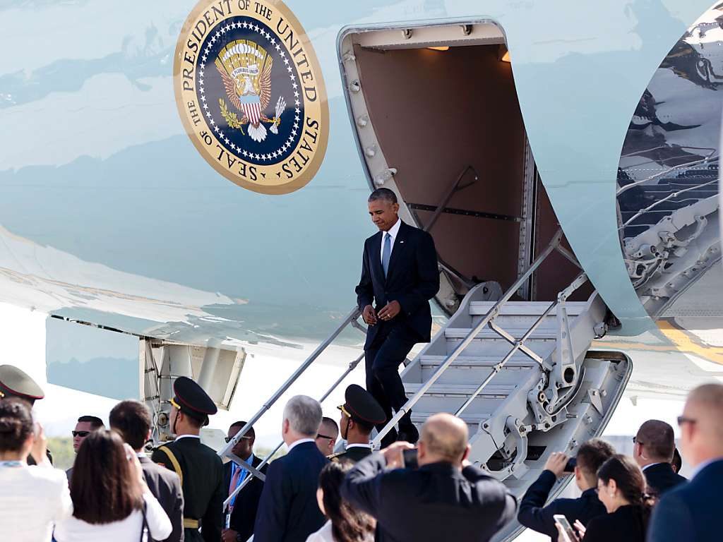 Weil-keine-Rolltreppe-bereit-stand-musste-US-Praesident-Barack-Obama-bei-der-Ankunft-zum-G20-Gipfel-in-Hangzhou-einen-Nebenausgang-der-Air-Force-One-benutzen