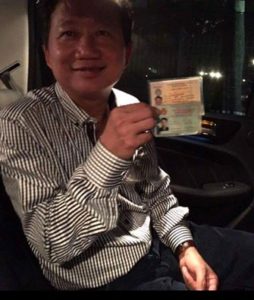 Blogger Người Buôn Gió đã nhận được ảnh của Trịnh Xuân Thanh cầm những giấy tờ tuỳ thân này của mình