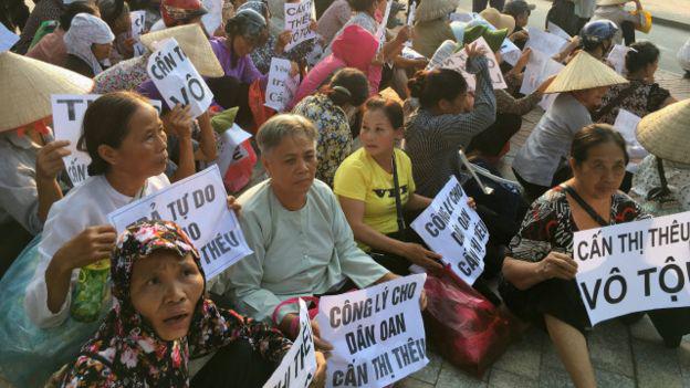 Hình minh họa: Người dân tụ họp trước tòa đòi công lý cho Cấn Thị Thêu vô tội