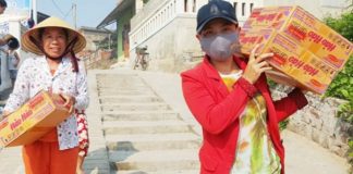 Ngư dân Quảng Bình nhận gạo cứu trợ