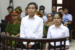 Blogger Ba sàm Nguyễn Hữu Vinh và chị Nguyễn Thị Minh Thúy trong phiên tòa phúc thẩm ngày 22 tháng Chín năm 2016 (Ảnh AP)