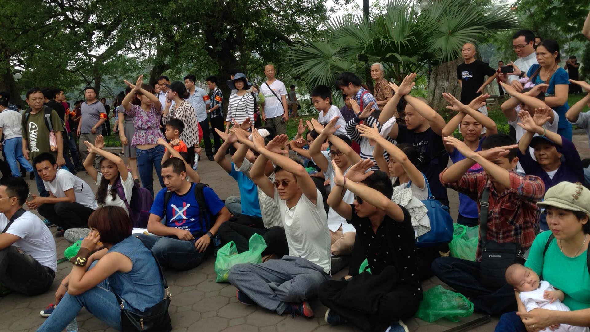 Người dân Hà Nội tọa kháng tại Hồ Gươm sáng ngày 1.5.2016. Ảnh: http://nhathothaiha.net 