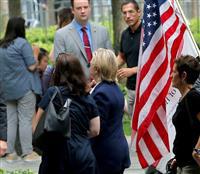 Bà Hillary Clinton rời khỏi nơi làm lễ truy điệu trong sự dìu dắt của người thân cận (9:30 ngày 11/09/2016)
