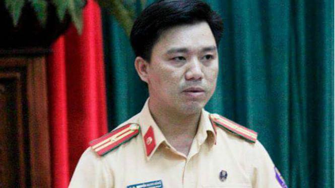 Phó phòng Cảnh sát Giao thông, Công an Hà Nội Nguyễn Mạn Hùng từ chối trả lời vụ phóng viên Trần Quang Thế vì cho răng nằm ngoài thẩm quyền của mình