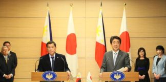 Tổng thống Philippies Deterte (trái) và Thủ tướng Nhật Abe họp báo (Tokyo, 26/10/2016 )
