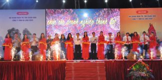 Cắt băng khai mạc Hội chợ ở Quảng Ninh (12/10/2016)