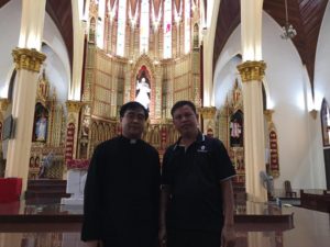 Cha Giuse Phan Đình Trung, chánh xứ Thịnh Lạc (bên trái) tại ngôi thánh của ngài vừa được dọn vệ sinh xong sau cơn lũ: Pv. GNsP