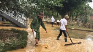 Bà con tự huy động nhau để giải quyết hậu quả của lũ, chưa thấy một hội đoàn nhà nước nào đến trợ giúp: Pv. GNsP