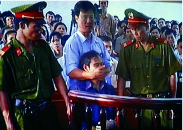 Hình ảnh Linh mục Nguyễn Văn Lý bị bịt miệng trước tòa đã trở thành biểu tượng về sự bóp nghẹt tự do ngôn luận tại Việt Nam. Ảnh: Internet